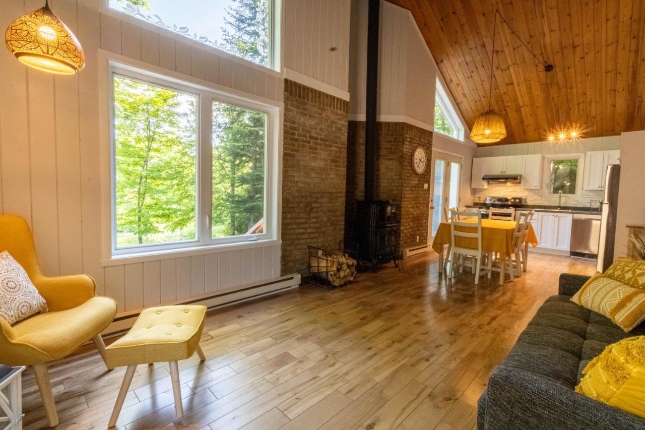 Les Chalets Tourisma - Chalet Dans Les Bois Avec Lac Prive - Le Colibri Saint-Raymond Exterior photo